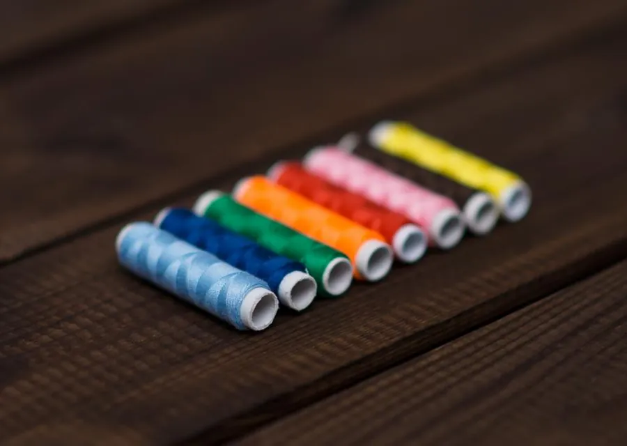 Carretes de hilo de colores